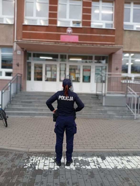 Radiowozy przed szkołami w Podlaskiem. Policja uspokaja rodziców i uczniów