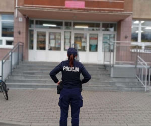 Radiowozy przed szkołami w Podlaskiem. Policja uspokaja rodziców i uczniów