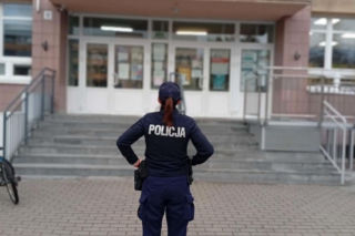 Radiowozy przed szkołami w Podlaskiem. Policja uspokaja rodziców i uczniów