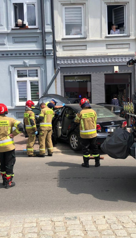 Koszmarny wypadek w Zduńskiej Woli. Kobieta potrącona na chodniku. Toyota zatrzymała się na ścianie kamienicy [ZDJĘCIA].