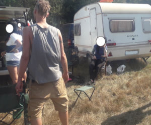 Nielegalna impreza w środku lasu