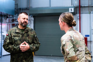 Gen. Mendrala w strategicznym sercu armii. Centrum Warsztatowo-Magazynowe w Powidzu umacnia sojusz z USA