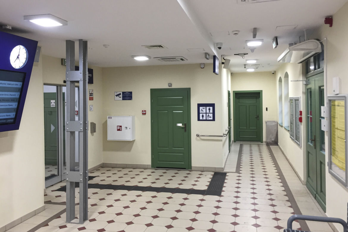 Zabytkowy dworzec kolejowy w Boguszowie-Gorcach odzyskał dawny blask