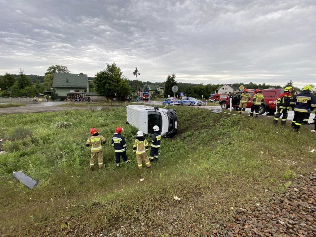Na przejeździe kolejowym w Wąchocku pociąg uderzył w busa