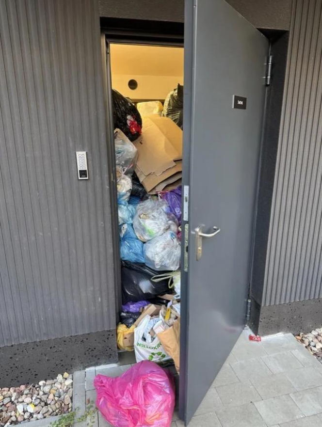 Śmieci wylewają się ze śmietników w Warszawie