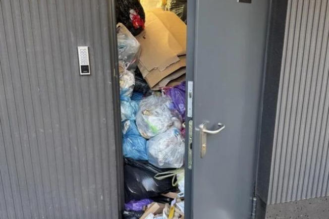 Śmieci wylewają się ze śmietników w Warszawie