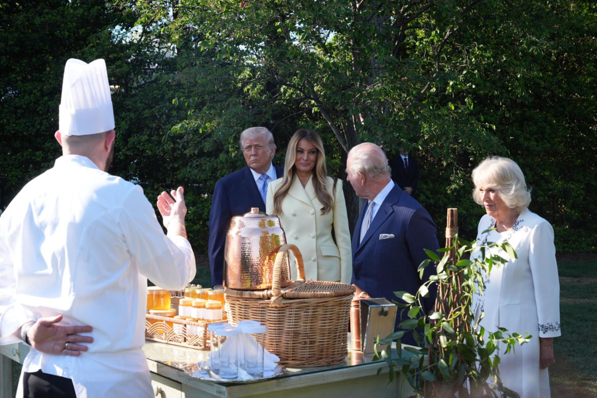Król Karol i królowa Kamila u Trumpów. Melania dała im herbatę, a potem pokazała pasiekę w kształcie Białego Domu
