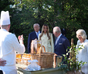 Król Karol i królowa Kamila u Trumpów. Melania dała im herbatę, a potem pokazała pasiekę w kształcie Białego Domu