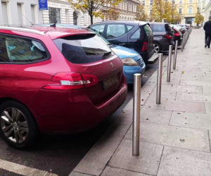 Pełne parkingi na ulicach