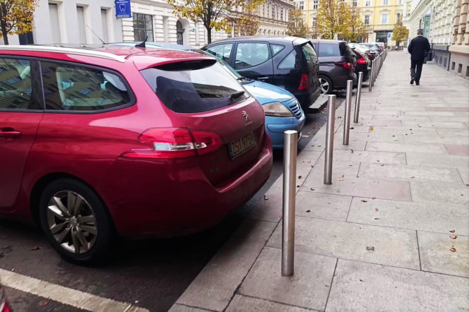 Pełne parkingi na ulicach