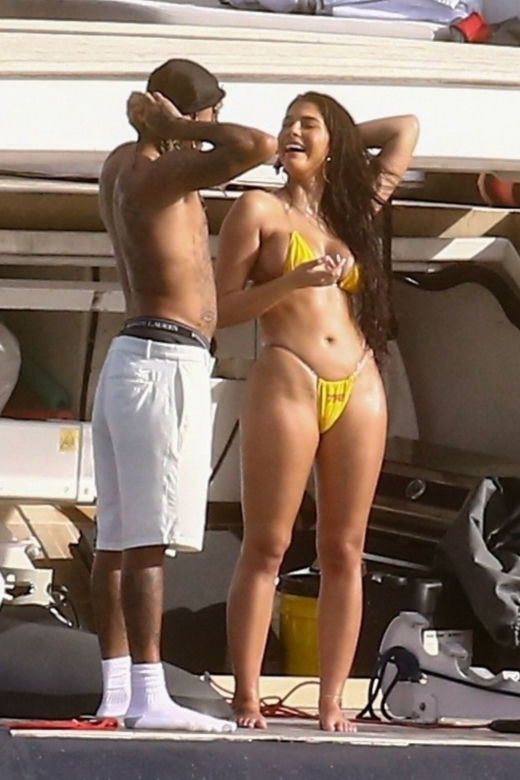 Tyga z dziewczyną na jachcie