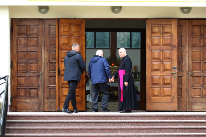 Wiosenny Lech Wałęsa na wielkanocnej mszy