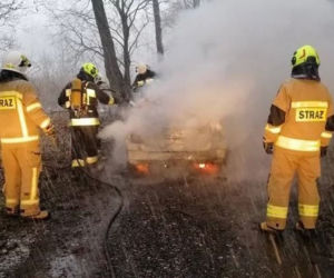 Makabra pod Mordami. Spalił się w aucie, bo zapalił papierosa