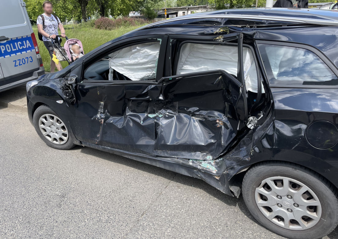 Wypadek na Woli w Warszawie. Samochód wjechał pod tramwaj. Są ranni, w tym dwójka niemowląt 