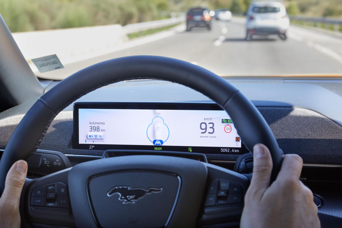 Ford BlueCruise - system prowadzenia pojazdu bez udziału rąk kierowcy 