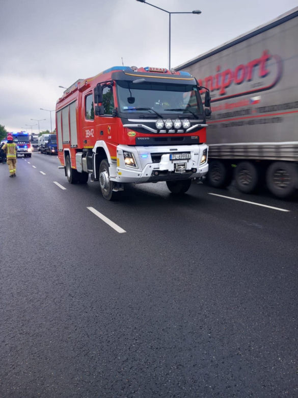 Samochody mocno zniszczone, ale ludzie cali. Po kolizji w Lesznie
