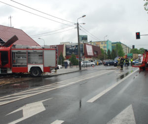 Sokółka. Wóz strażacki zderzył się z osobówką, a potem wjechał w dom. 4 osoby ranne
