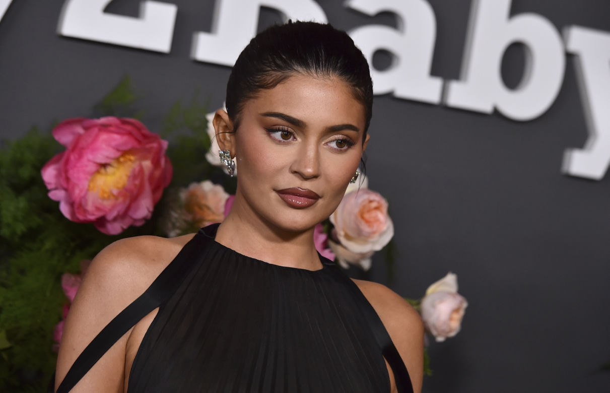 Kylie Jenner z gołą pupę wygina się na śniegu w słynnym kurorcie. Co za bikini!