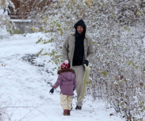 Maciej Pela zabrał córeczki na sanki