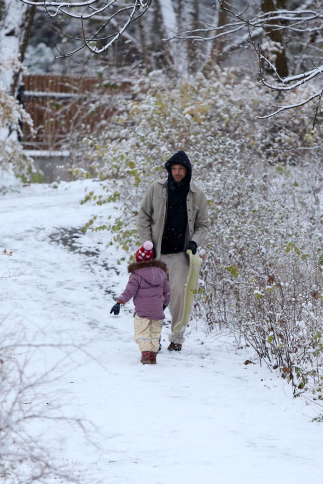 Maciej Pela zabrał córeczki na sanki