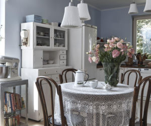 Kuchnia rustykalna – w bieli i błękitach (2)