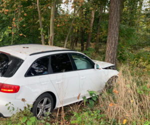 Audi A4 Avant rozbite na drzewie