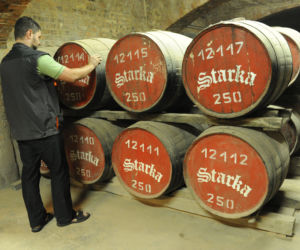 Miliony w beczkach! Upadła fabryka może być warta fortunę 