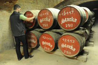 Miliony w beczkach! Upadła fabryka może być warta fortunę 