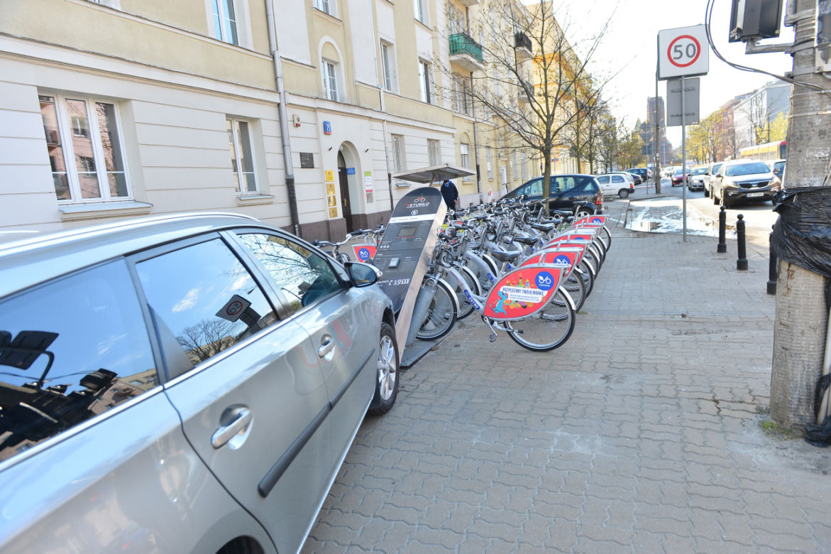 Toyota wpadła w stojak z rowerami miejskimi