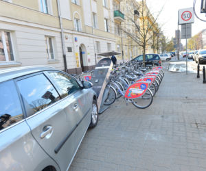 Kraksa na Filtrowej. Dwa auta zdemolowały stację Veturilo