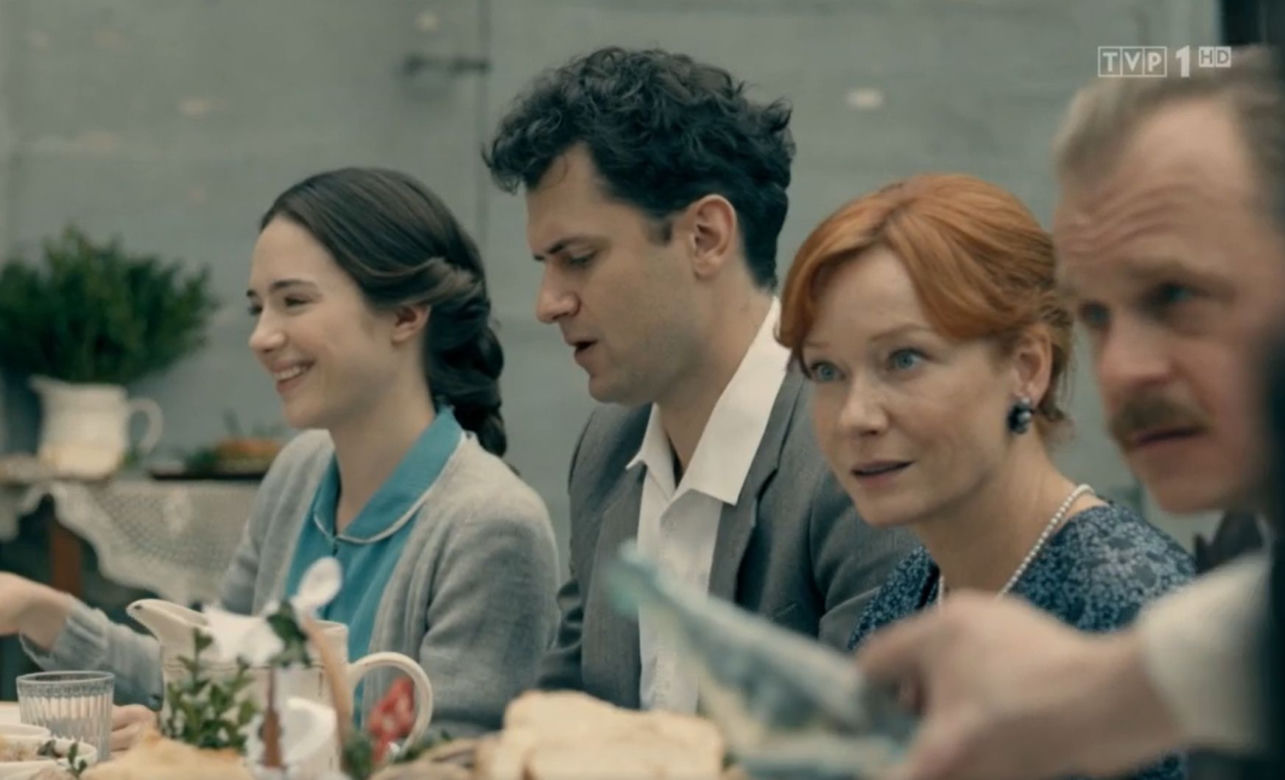 Stulecie Winnych sezon 3, odc. 28: Ewa (Sonia Mietielica), Benito "Benek" (Bartłomiej Kotschedoff), Mania (Magdalena Walach), Ryszard (Piotr Rogucki)