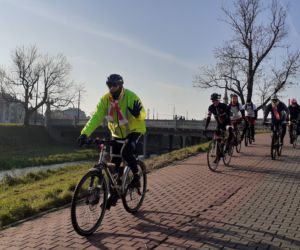 Lubelscy rowerzyści wyruszyli. Pokonają 103 kilometry w 103. rocznicę odzyskania niepodległości [GALERIA]