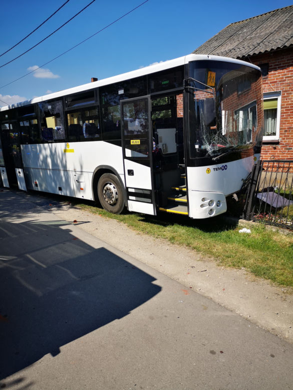 Groźny wypadek autobusu z dziećmi! Kierowca wjechał w ogrodzenie. Śmigłowiec LPR w akcji