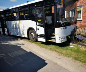 Groźny wypadek autobusu z dziećmi! Kierowca wjechał w ogrodzenie. Śmigłowiec LPR w akcji