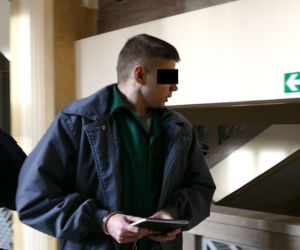 Przez godzinę katował własnego ojca. Złamał na nim siekierę, potem bił do nieprzytomności