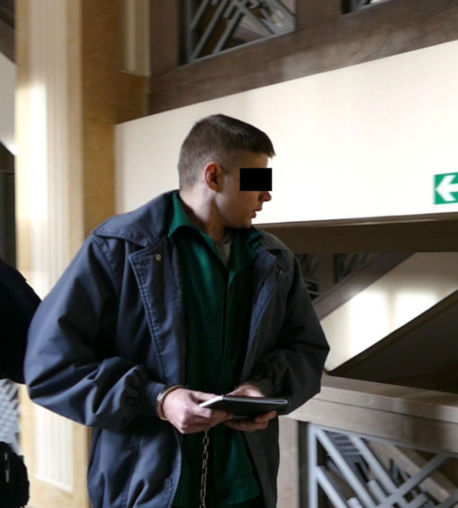 Przez godzinę katował własnego ojca. Złamał na nim siekierę, potem bił do nieprzytomności