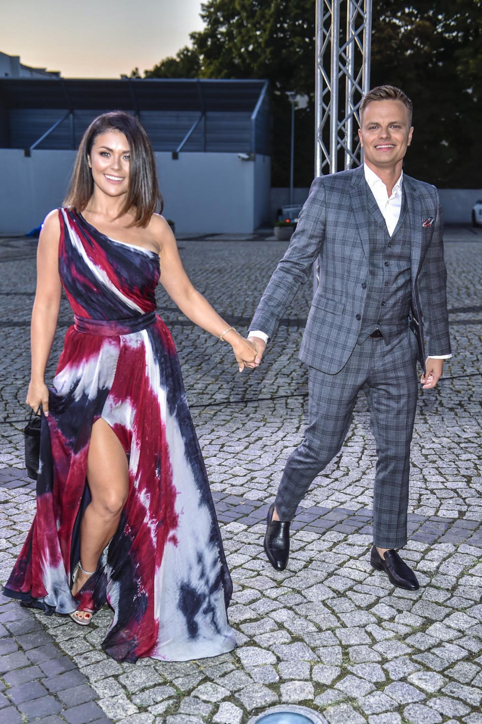 Raz kolanko, raz stópka. Kasia Cichopek wie, jak zagrać nóżką