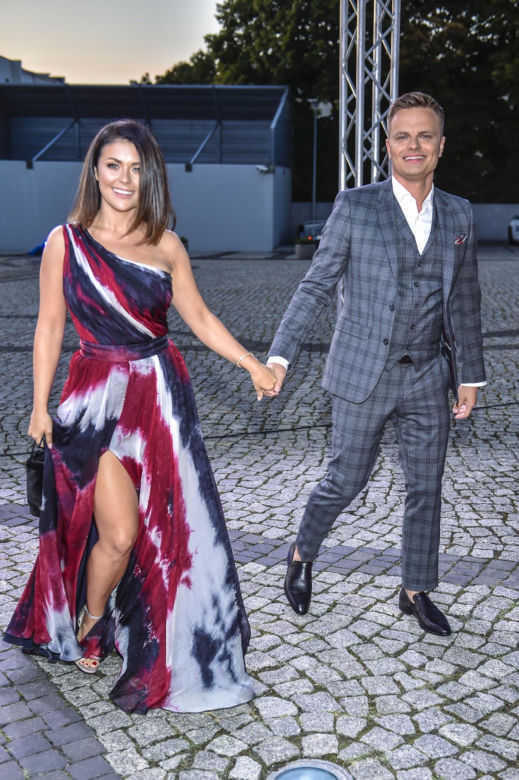 Raz kolanko, raz stópka. Kasia Cichopek wie, jak zagrać nóżką