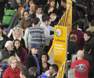 Odwołane loty, tłumy na lotniskach – zima paraliżuje ruch lotniczy!