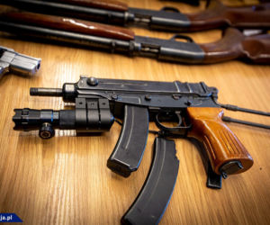 Mnóstwo broni i granatów. Zobacz, co znaleźli funkcjonariusze CBŚP u członków gangu!