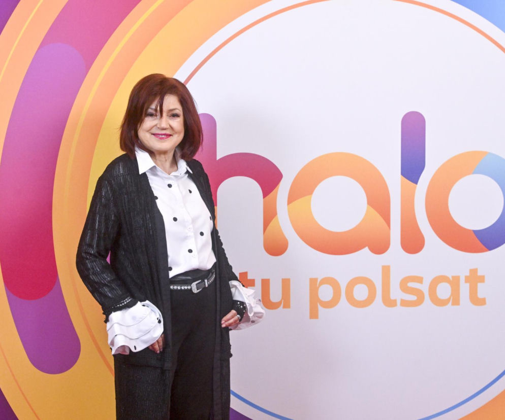 Uśmiechnięta Urszula Dudziak na tle logo programu halo tu polsat. O planach artystki przeczytasz na SE.