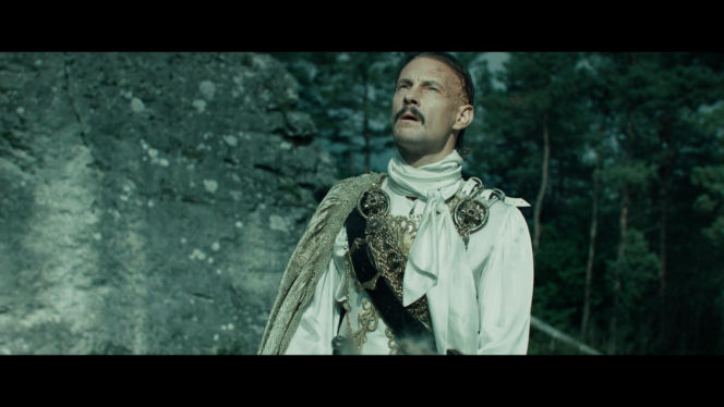 Dziki Sebastian Fabijański zachwyca i przeraża