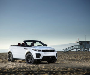 Dzieczyna Bonda Naomie Harris pozuje z Range Roverem Evoque kabrio 