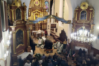 Pogrzeb 11-letniego aktora. Nikodem Marecki spoczął w białej trumnie. Żegnały go tłumy