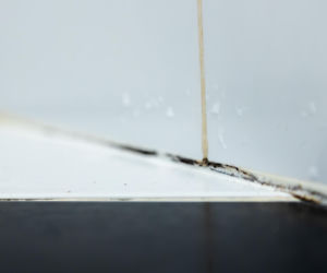 Jak poprawnie usunąć starą fugę i silikon oraz nałożyć nowy? Murator Remontuje