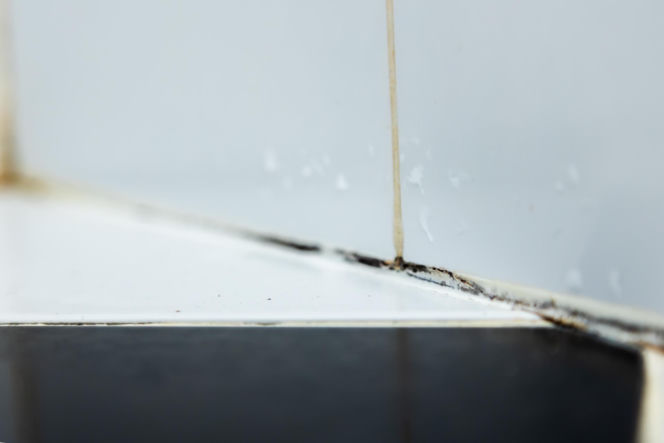 Jak poprawnie usunąć starą fugę i silikon oraz nałożyć nowy? Murator Remontuje