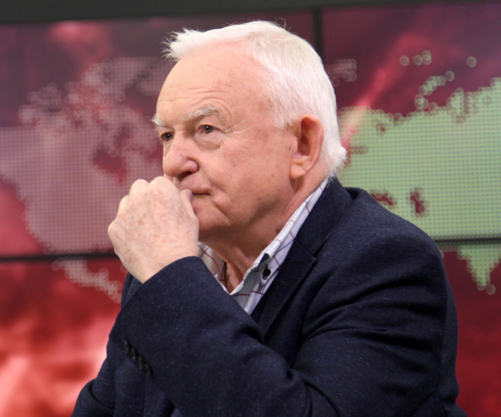Zamyślony Leszek Miller w studiu nagraniowym. O jego niepublikowanych wspomnieniach przeczytasz na Mediateka.