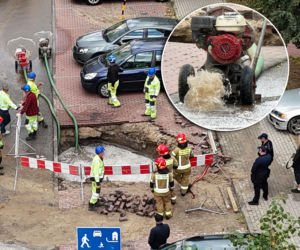 Samochód pochłonięty przez zapadlisko. Awaria wodociągowa na warszawskich Bielanach