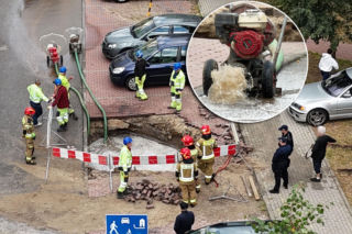 Pękła rura, w ziemi dziura. Auto wpadło do zapadliska. Pechowa awaria w Warszawie