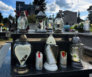 Dwa gołębie na grobie zamordowanych przez córkę rodziców. Ten znak poruszył Ostródę